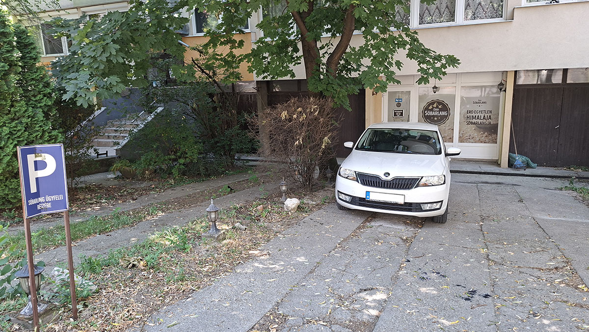 Parkolási lehetőség a bejárat előtt